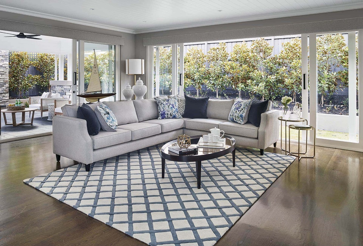 Hamptons-inspired living room in blue and white colours