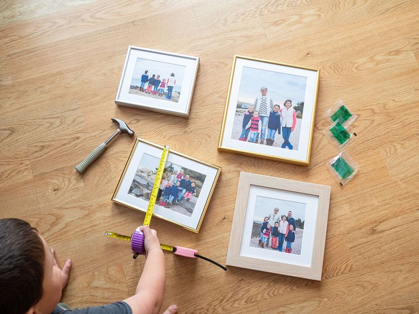 kid measuring a picture frame